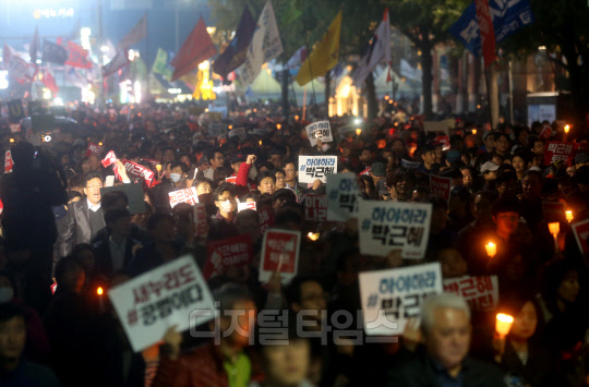'모이자! 분노하자! #내려와라 박근혜 2차 범국민행동' 분노문화제(2차 촛불집회)가 열린 지난 5일 집회에 참가한 시민 10만여명(주최측 추산, 경찰추산 약 4만3000명)이 광화문 광장에 모여 촛불을 들고 종로방향으로 행진하고 있다. 유동일기자 eddieyou@